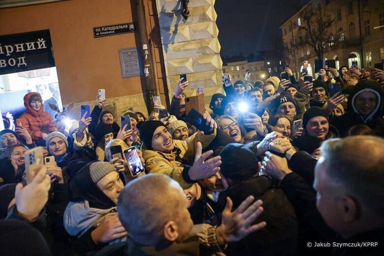 Ukrainians in Lviv greeted Duda with ovations 01