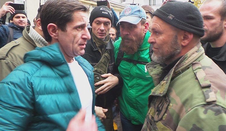 Суд над Колмогоровим: у перерві засідання між Шкіряком і декількома учасниками мітингу виникла бійка. ВIДЕО
