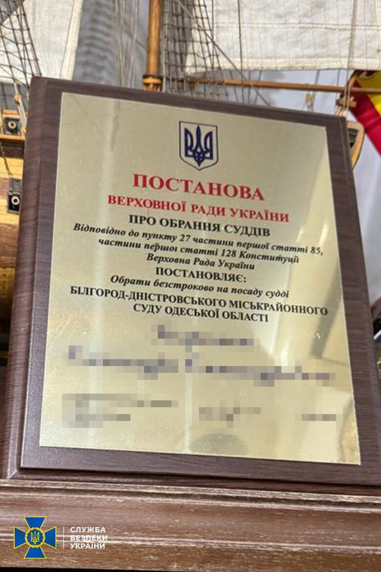 СБУ та НАБУ викрили у райсуді Одещини корупційну схему незаконного виїзду чоловіків за кордон: Суддя за хабарі допомагав ухилянтам 05
