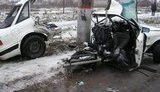 В Кривом Роге иномарку разорвало пополам после столкновения со столбом: 1 погиб, 4 ранены. ФОТО