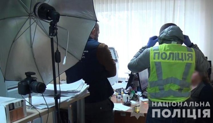 5 тыс. долл. за паспорт - в Госмиграции чиновницы оформляли загранпаспорта, используя анкетные данные умерших киевлян, - Нацполиция. ВИДЕО+ФОТОрепортаж