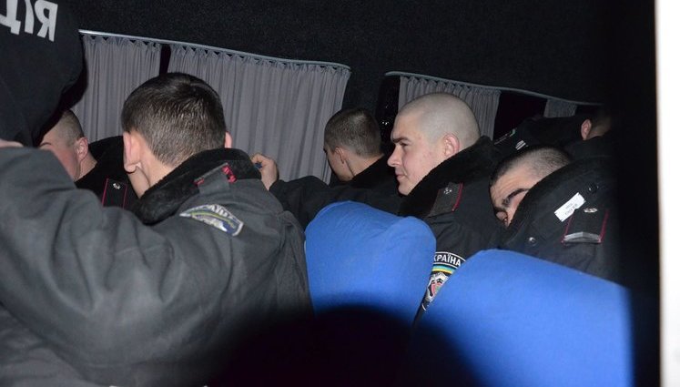 На трассе Одесса-Киев народ захватил и сжег автобус с "титушками" и автобус с солдатами ВВ. Бандиты убили одного активиста. ФОТО+ВИДЕО