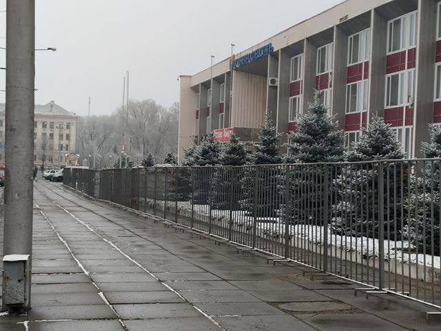 Место выступления российских артистов Башарова, Колесникова и Удовиченко в Запорожье обнесли забором 02