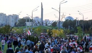 Невідомі у спортивних костюмах і балаклавах б'ють протестувальників у Мінську