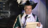 Депутат-"регионал" нацепил парик и принимал экзамен у Ломоносова. ФОТОрепортаж