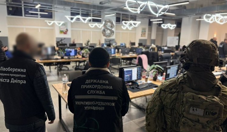 В Днепре прекращена деятельность мошеннического колл-центра: "работало" почти 100 операторов. ФОТОрепортаж
