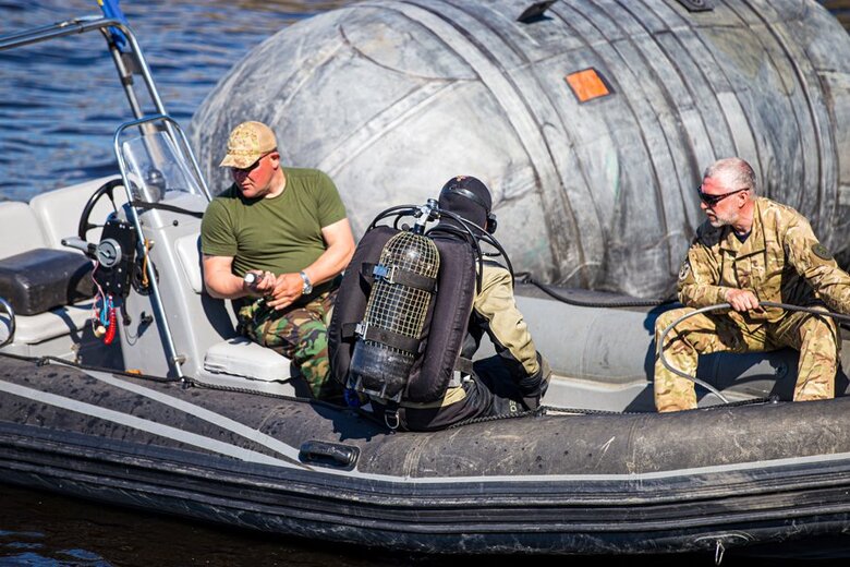Еще один сбитый российский вертолет достали со дна Киевского водохранилища 06 Еще один сбитый российский вертолет достали со дна Киевского водохранилища 06