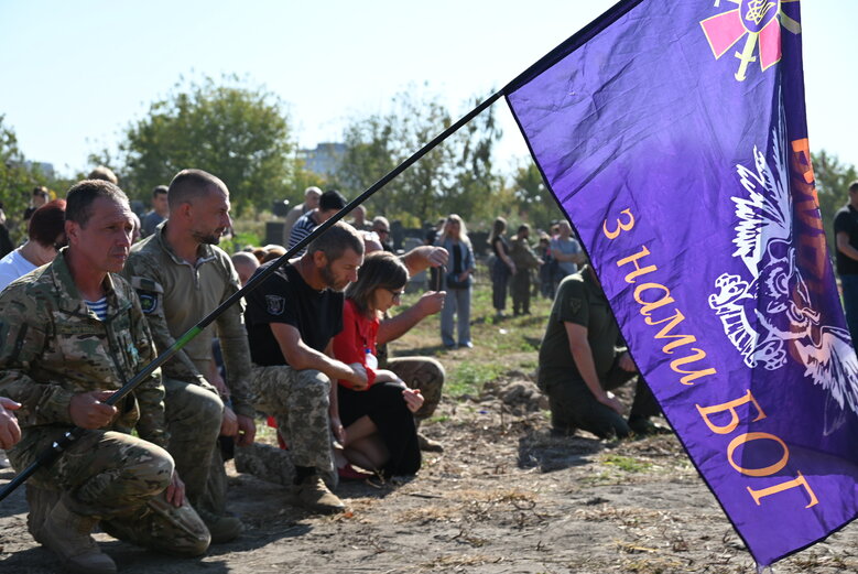 Із загиблим воїном штурмової роти 59-ї бригади Володимиром Іщенком попрощалися у Києві 04
