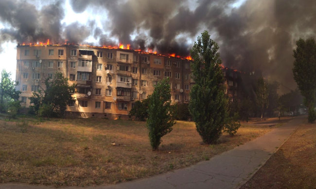 Пятиэтажный дом горит в Новой Каховке 04
