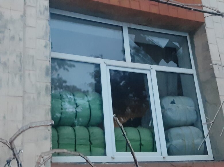 Рашисти вдарили по Торецьку: Пошкоджено будівлю пожежної частини 01