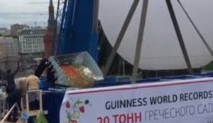"Чому росіяни так люблять халяву? Я не розумію", - москвичі влаштували тисняву в черзі за салатом, приготованим за допомогою екскаватора на Красній площі. ВIДЕО