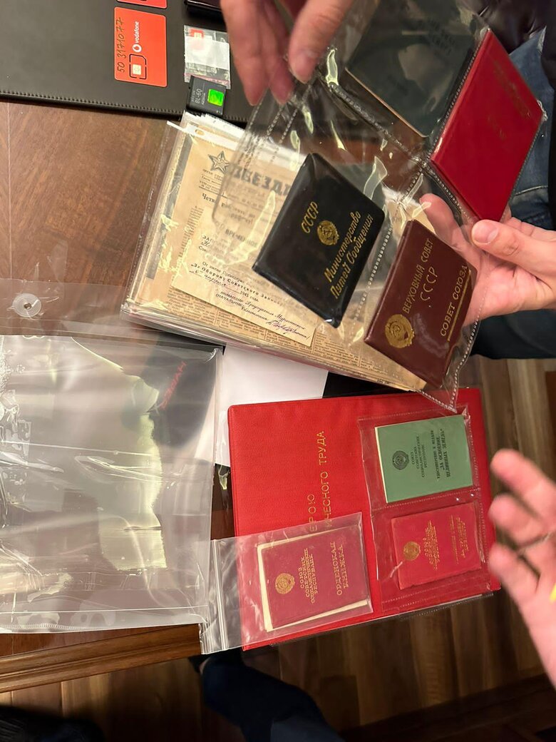 Обшуки у Шуфрича: Герби Російської імперії, ордени з георгіївськими стрічками та кітелі 02
