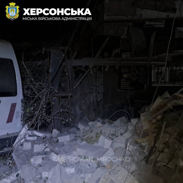 В результате обстрела россиянами Херсона 7 человек получили ранения, повреждено более 10 домов 02