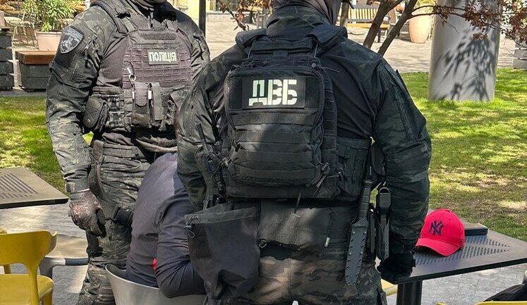 Затримано шахрая, який "продавав" посади з бронюванням у поліції та прикривався знайомствами з високопосадовцями, - Нацполіція. ФОТОрепортаж