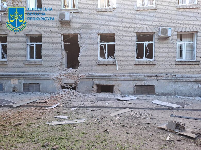 Наслідки обстрілу житлових кварталів Херсону: Пошкоджено автівки та будинки 01