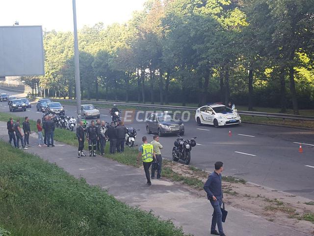 Мотоциклист в Киеве влетел в отбойник, погубив себя и пассажирку 04