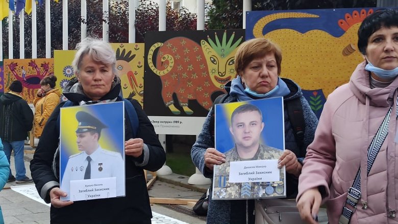 Україно, МИ Є: рідні українських полонених і зниклих без вісті на Донбасі пікетують ОП - матері заявили, що стоятимуть на Банковій 72 години 33 Україно, МИ Є: рідні українських полонених і зниклих без вісті на Донбасі пікетують ОП - матері заявили, що стоятимуть на Банковій 72 години 33