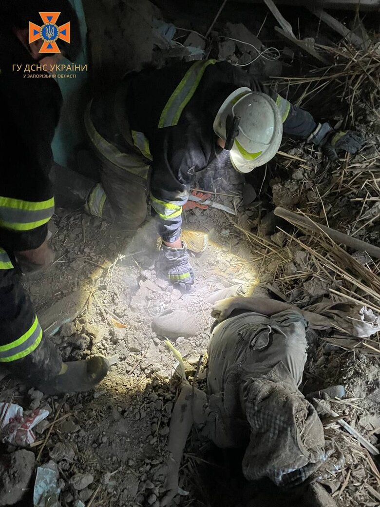 Ворог обстріляв Гуляйполе, рятувальники деблокували постраждалого, затиснутого зруйнованою конструкцією, - ДСНС 02