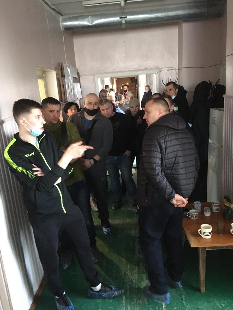 На Сумщині госпіталізували перших поранених українських бійців. Сотні громадян прийшли до лікарні, щоб здати кров 01