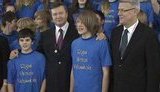 Пока депутаты дрались, Янукович слушал украинские песни. ВИДЕО.