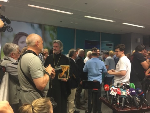 Прихильники Саакашвілі збираються в аеропорту Бориспіль - люди тримають банери і співають гімн 15 Прихильники Саакашвілі збираються в аеропорту Бориспіль - люди тримають банери і співають гімн 15