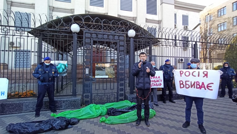 Россия сделала из Донбасса концлагерь: активисты принесли мешки с трупами под посольство РФ в Киеве - требуют открыть КПВВ 17 Россия сделала из Донбасса концлагерь: активисты принесли мешки с трупами под посольство РФ в Киеве - требуют открыть КПВВ 17
