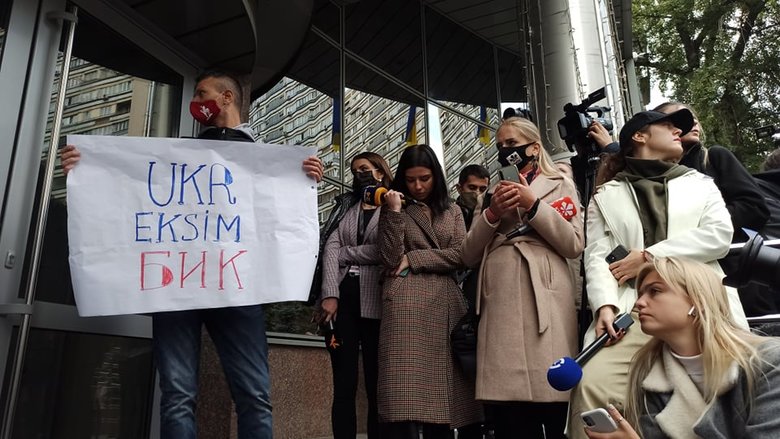 UKREKSIM Бик и Зітріть Мецгера в нуль: журналисты пикетировали Укрэксимбанк - из окна на митингующих упал вазон 17
