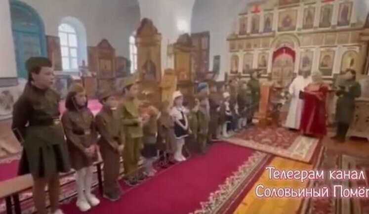 Вставай, страна огромная! - российские дети поют в храме советскую милитарную песню. ВИДЕО