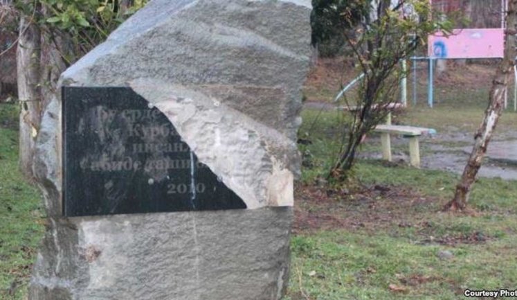 Неизвестные разрушили памятник жертвам депортации крымских татар под Алуштой. ФОТО
