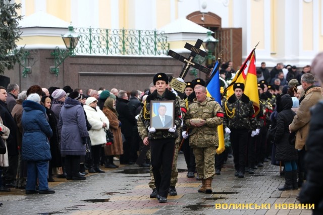 Сотні людей прийшли попрощатися з мером Луцька Романюком 05
