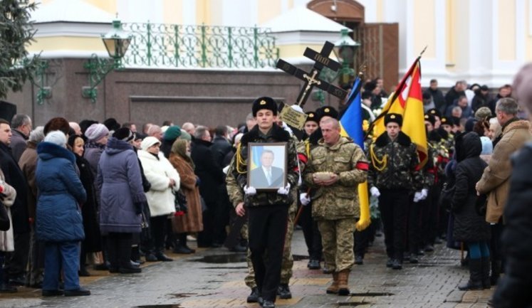 Сотні людей прийшли попрощатися з мером Луцька Романюком. ФОТОрепортаж