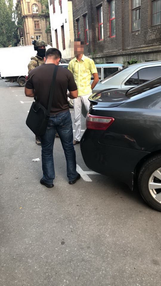 Старшого слідчого Головного управління Нацполіції в Донецькій області затримали на одержанні 28 тис. грн хабара, - СБУ 01
