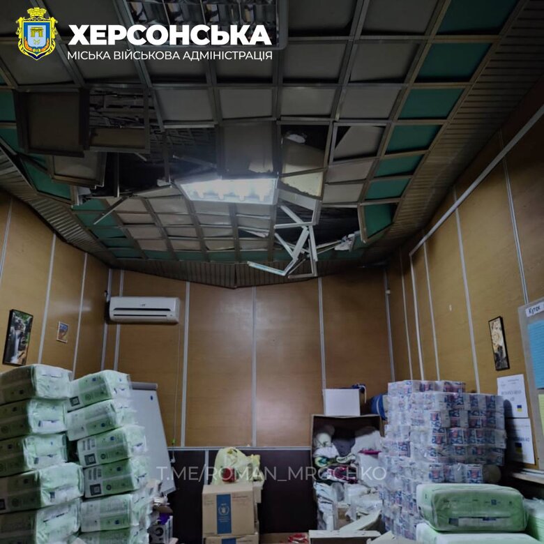 В результате обстрела Херсона 27 октября повреждено помещение территориального центра социального обслуживания населения 09