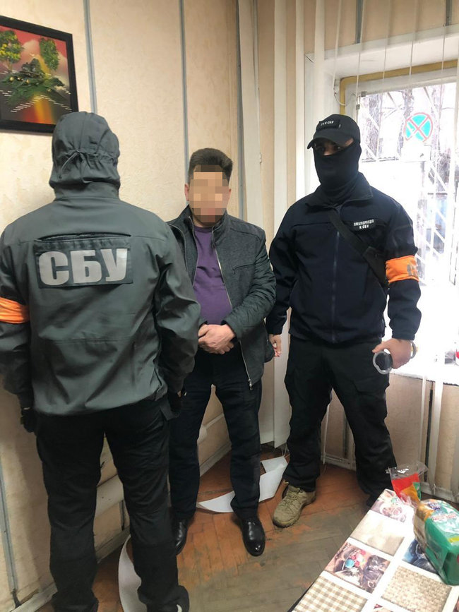 Сотрудник ГМС задержан при получении взятки за экспресс-выдачу биометрических паспортов. Услуга стоила 18 тыс. грн, - прокуратура Киева 01