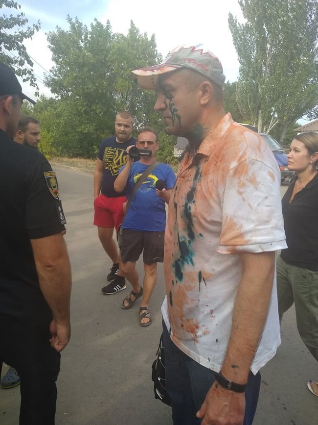 Східний памятає, - корегувальника обстрілу Маріуполя Кірсанова місцеві жителі облили зеленкою і соком 01
