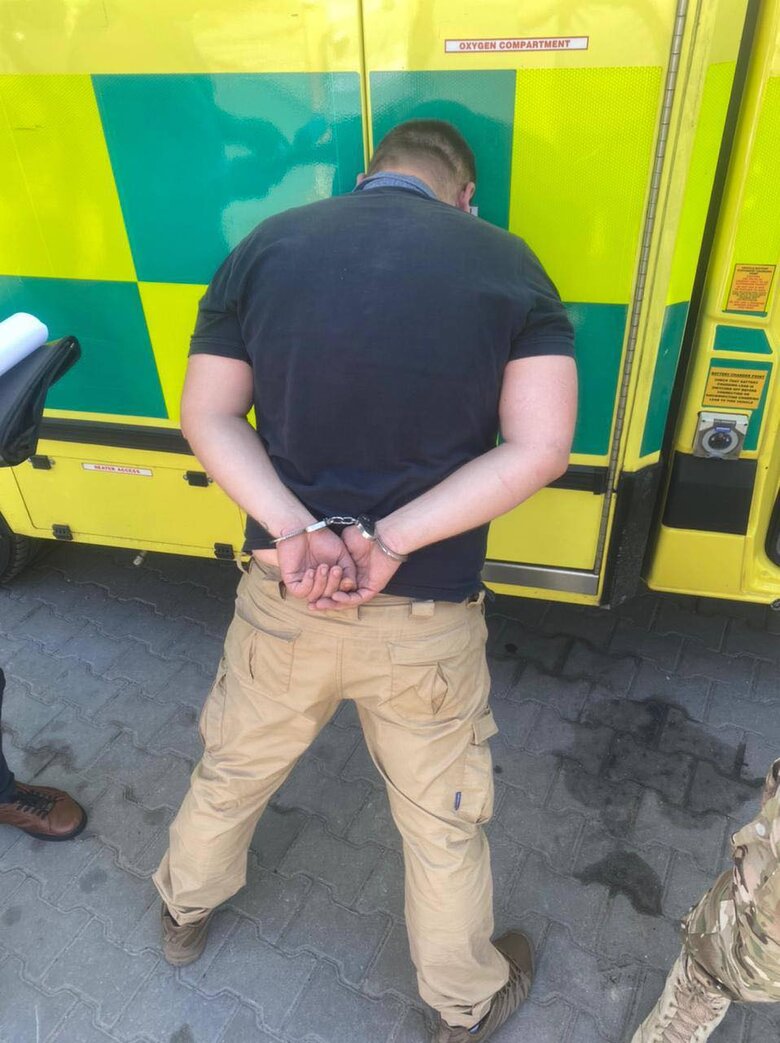 На Прикарпатті намагалися продати автомобіль швидкої. Затримано працівників благодійної організації, які наживались на гумдопомозі 01