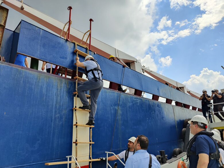 Inspection team began inspecting vessel with Ukrainian grain near Istanbul 01