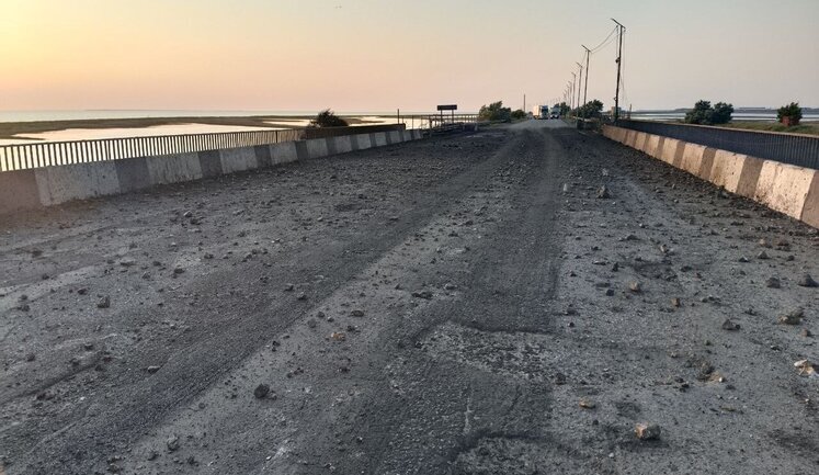 Завдано удару по Чонгарському мосту в окупованому Криму, рух по ньому закрито. ВІДЕО+ФОТОрепортаж