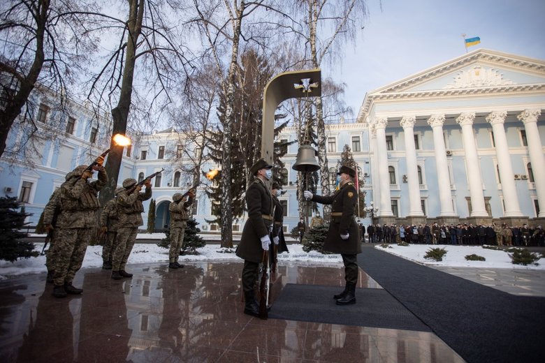 Зеленський вшанував память полеглих захисників Донецького аеропорту 08