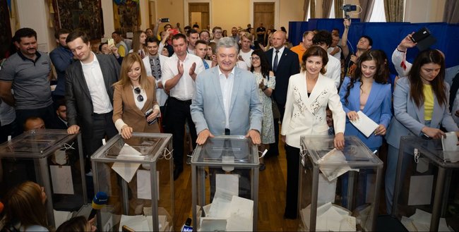 Порошенко проголосував у Києві: Голосував за ЄС і НАТО 02 Порошенко проголосував у Києві: Голосував за ЄС і НАТО 02