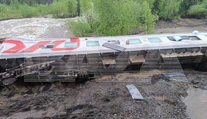 В России пассажирский поезд сошел с рельсов: около 70 пострадавших. ВИДЕО+ФОТО