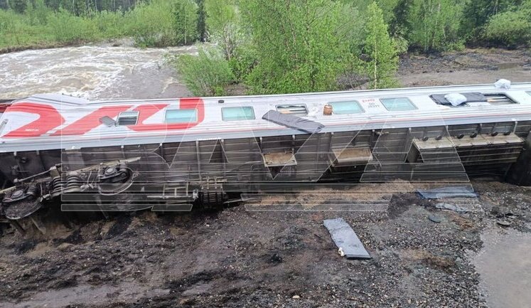 В России пассажирский поезд сошел с рельсов: около 70 пострадавших. ВИДЕО+ФОТО