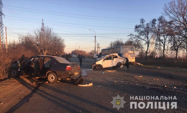 Пасажирський автобус і два автомобілі зіткнулися на Дніпропетровщині: одна людина загинула, 12 - травмовані, - поліція 01
