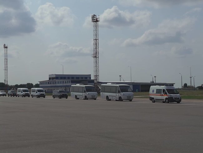 Родичі, журналісти, Зеленський, Баканов, Аваков у Борисполі чекають літака з українцями 06
