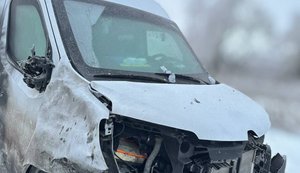 Враг прицельно ударил по автомобилю, который эвакуировал людей в Сумской области: транспорт поврежден, люди уцелели. ФОТО