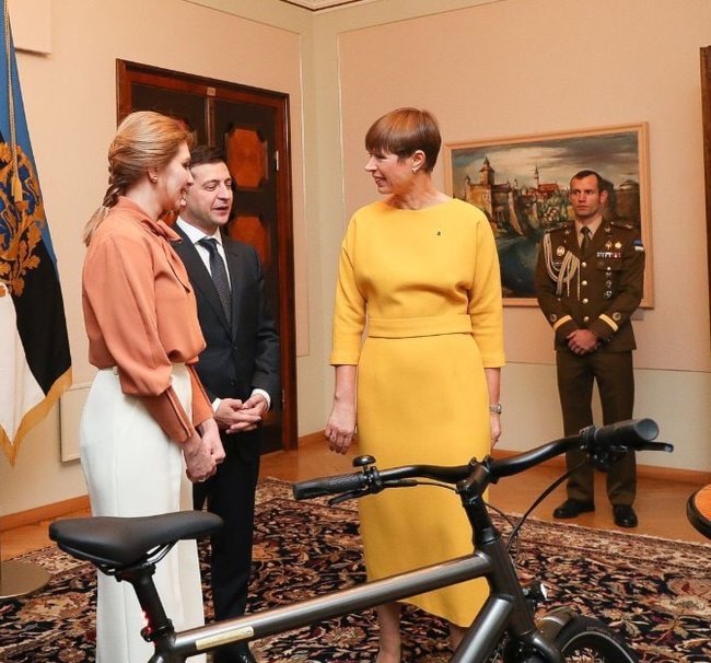 Президент Естонії подарувала Зеленському іменний велосипед 05