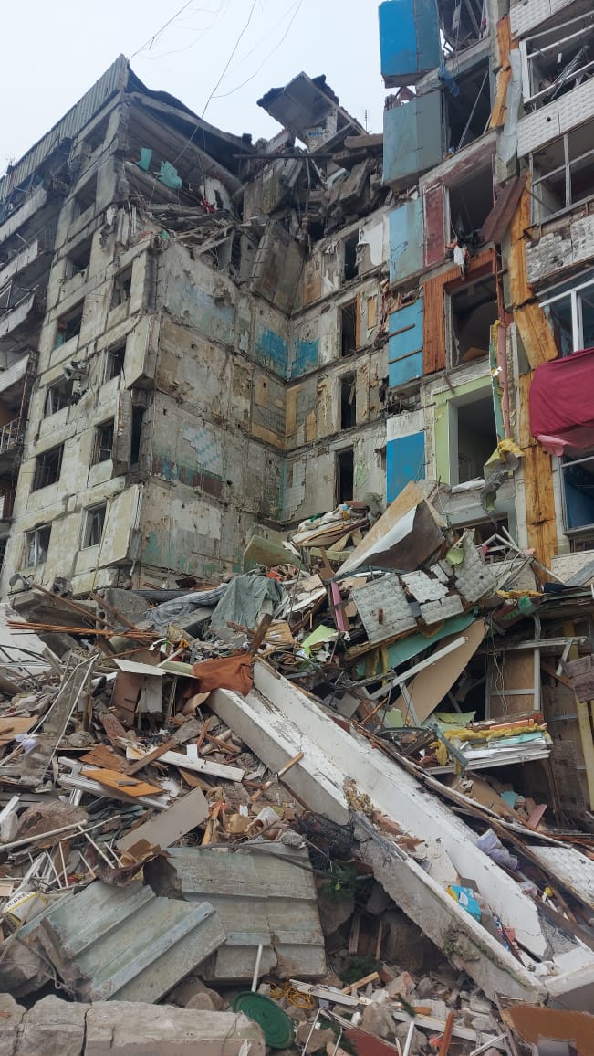 Occupants carried out six air strikes on Orikhiv, destroying entire entranceway in high-rise building 02