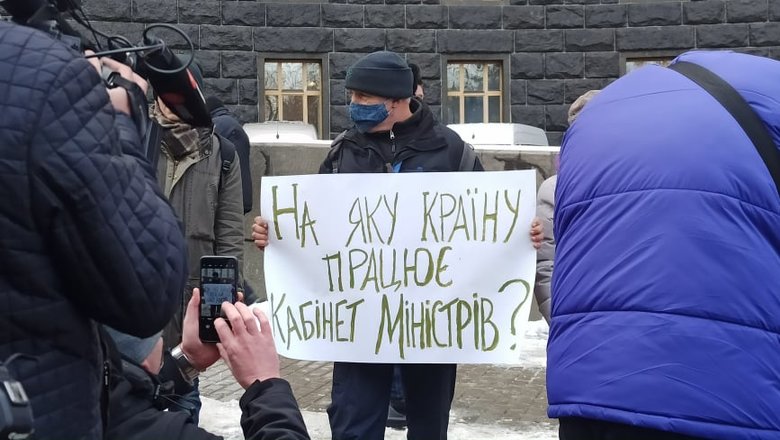 На яку країну працює Кабмін?: активісти пікетували уряд з вимогою забезпечити дотримання закону про мову на телебаченні 01