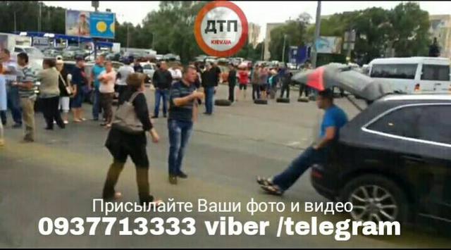 Протестувальники в Києві перекрили вулицю Братиславську, виступаючи проти знесення парковки 03
