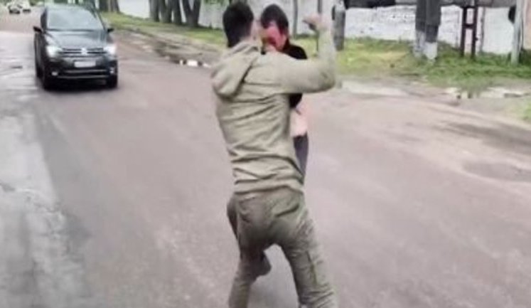 Ветеран АТО, який втратив ногу, побив водія, що вигнав його з маршрутки у Чернігові. ВIДЕО